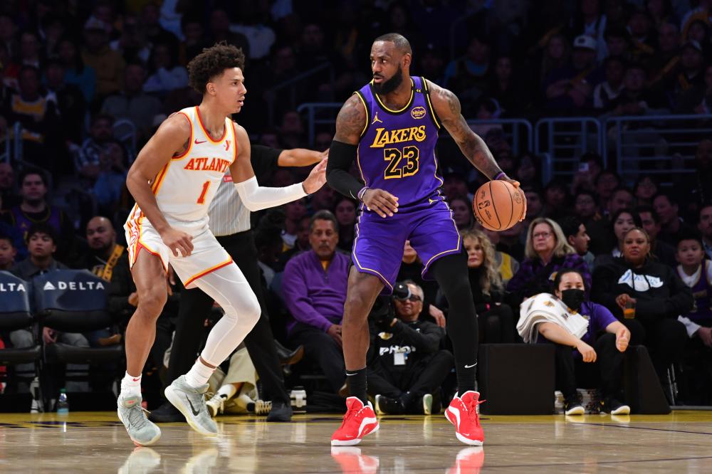 尽管他在比 尽管他在比