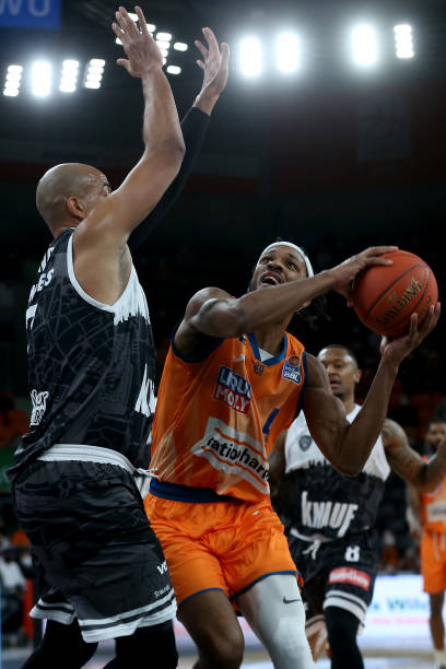 18岁西班牙前锋吉乌在切尔西境遇不佳，8场仅1球.